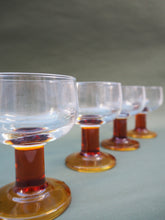 Charger l'image dans la galerie, 4 verres à pied en verre ambré
