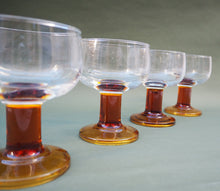 Charger l'image dans la galerie, 4 verres à pied en verre ambré
