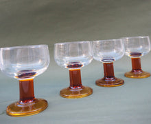 Charger l'image dans la galerie, 4 verres à pied en verre ambré
