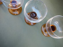 Charger l'image dans la galerie, 4 verres à pied en verre ambré
