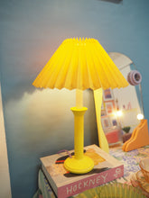 Charger l'image dans la galerie, Lampe à poser Habitat vintage - Jaune et cable torsadé lilas
