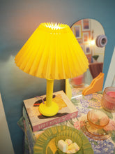 Charger l'image dans la galerie, Lampe à poser Habitat vintage - Jaune et cable torsadé lilas
