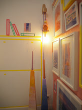 Charger l'image dans la galerie, Lampe baladeuse upcyclée -Bois coloré et cable torsadé
