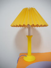 Charger l'image dans la galerie, Lampe à poser Habitat vintage - Jaune et cable torsadé lilas
