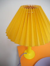 Charger l'image dans la galerie, Lampe à poser Habitat vintage - Jaune et cable torsadé lilas
