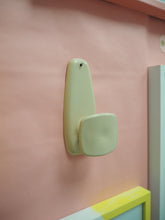 Charger l'image dans la galerie, Patère murale vintage 70's - Plastique rose
