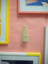 Charger l'image dans la galerie, Patère murale vintage 70's - Plastique rose
