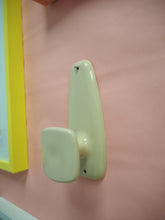 Charger l'image dans la galerie, Patère murale vintage 70's - Plastique rose
