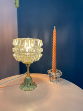 Charger l'image dans la galerie, Lampe à poser vintage - Socle vintage, tige laiton et globe en verre pointe de diamants
