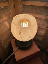 Charger l'image dans la galerie, Lampe à poser vintage - Globe en verre de clichy blanc et socle en métal noir
