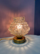 Charger l'image dans la galerie, Lampe à poser vintage - Globe en verre moulé transparent

