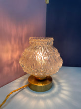 Charger l'image dans la galerie, Lampe à poser vintage - Globe en verre moulé transparent
