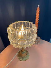 Charger l'image dans la galerie, Lampe à poser vintage - Socle vintage, tige laiton et globe en verre pointe de diamants
